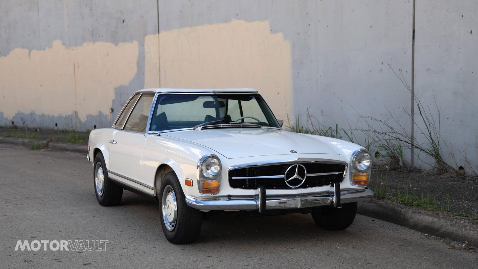 Mercedes-Benz-SL-Class-Cabriolet-1969-White-Green-135693-30