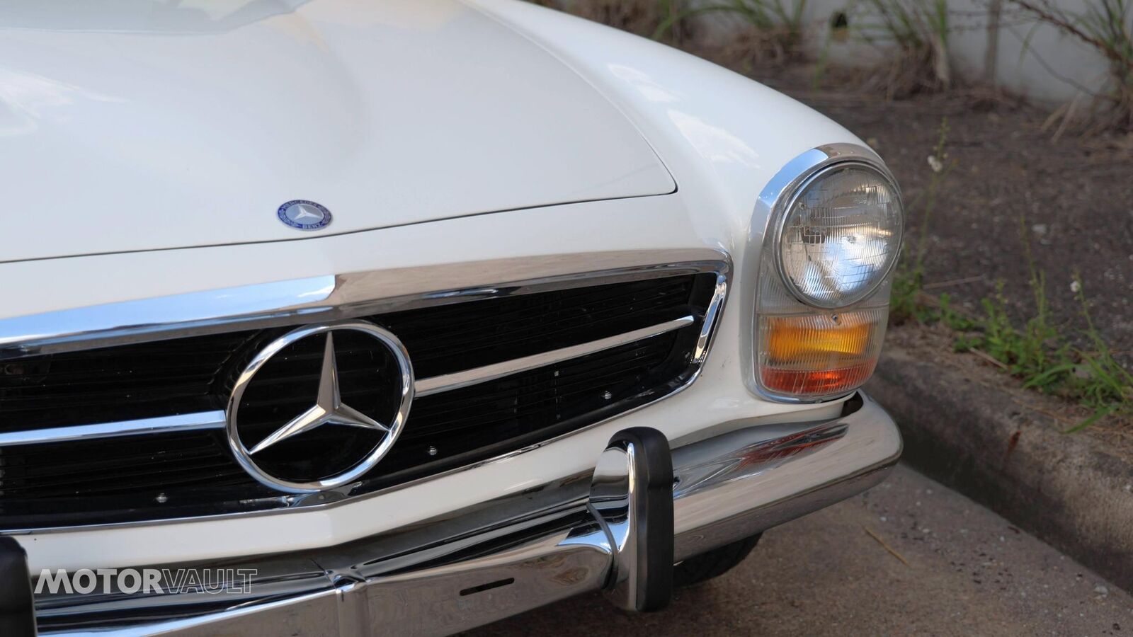 Mercedes-Benz-SL-Class-Cabriolet-1969-White-Green-135693-32