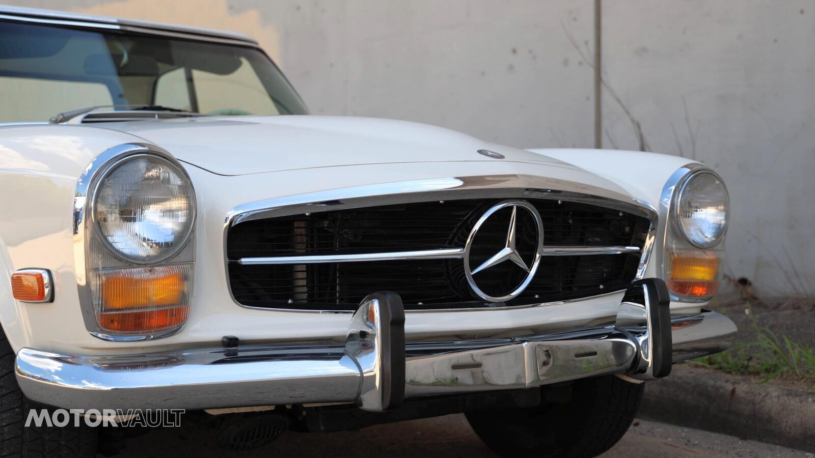 Mercedes-Benz-SL-Class-Cabriolet-1969-White-Green-135693-35