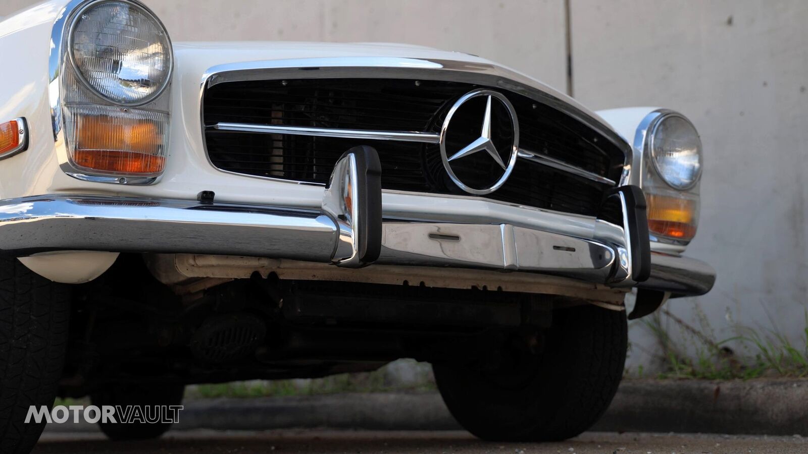 Mercedes-Benz-SL-Class-Cabriolet-1969-White-Green-135693-36