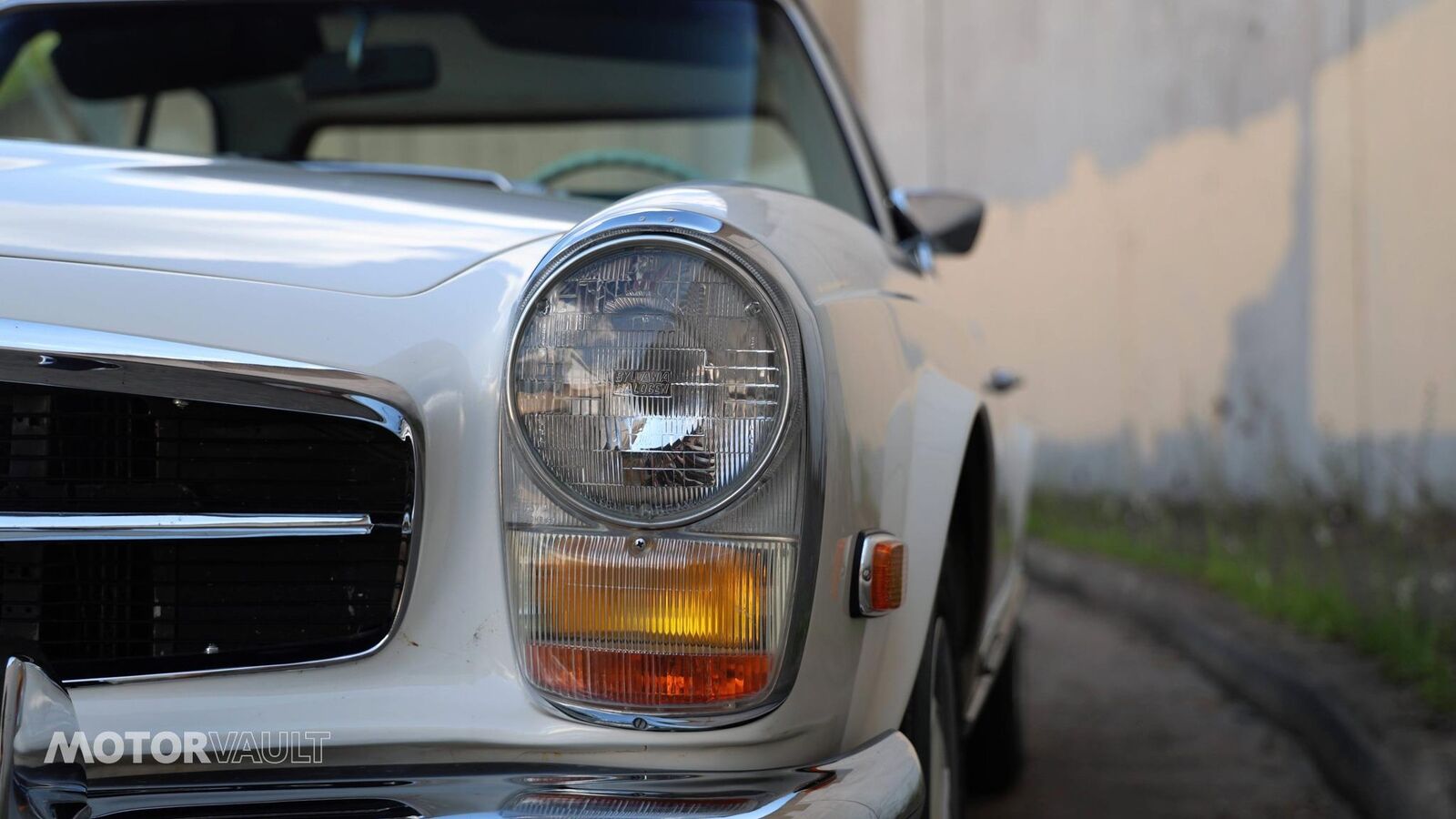 Mercedes-Benz-SL-Class-Cabriolet-1969-White-Green-135693-38