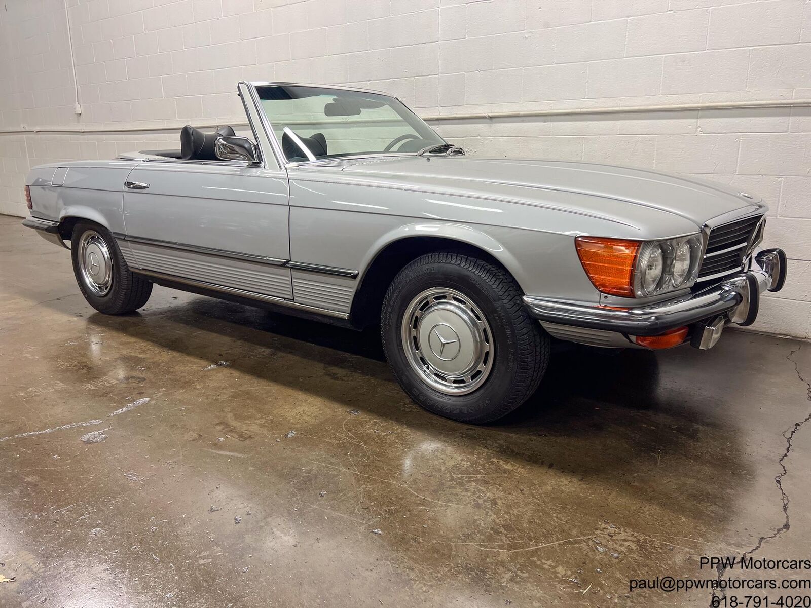 Mercedes-Benz-SL-Class-Cabriolet-1972-Gray-Black-154616-19