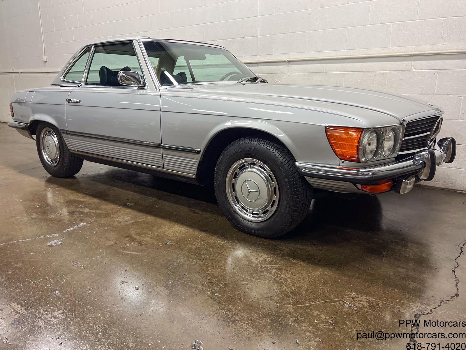 Mercedes-Benz-SL-Class-Cabriolet-1972-Gray-Black-154616-31