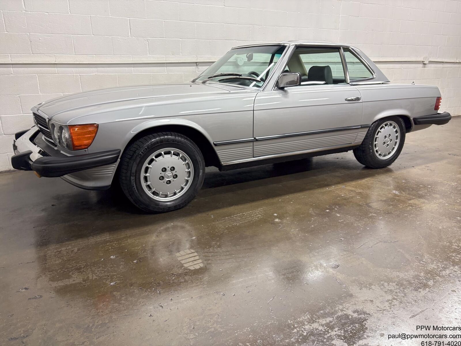 Mercedes-Benz-SL-Class-Cabriolet-1980-Silver-Gray-120062-13