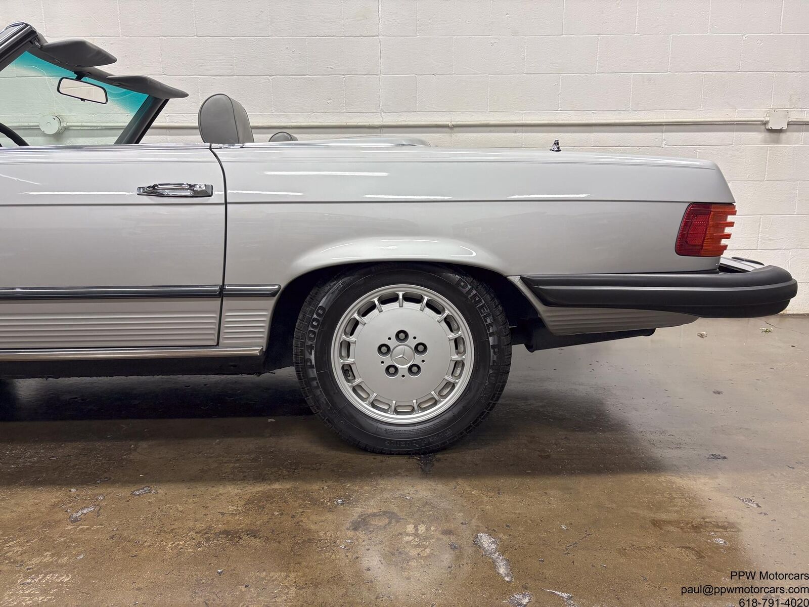 Mercedes-Benz-SL-Class-Cabriolet-1980-Silver-Gray-120062-22