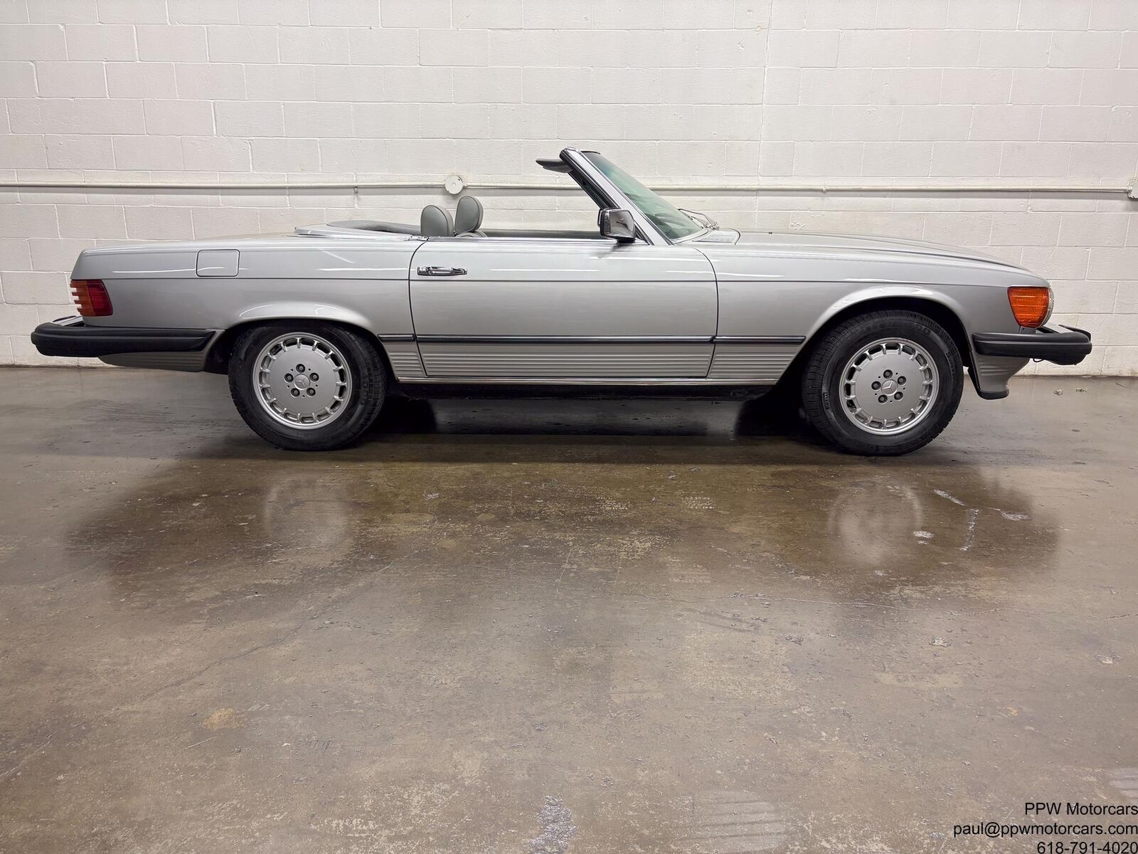 Mercedes-Benz-SL-Class-Cabriolet-1980-Silver-Gray-120062-25