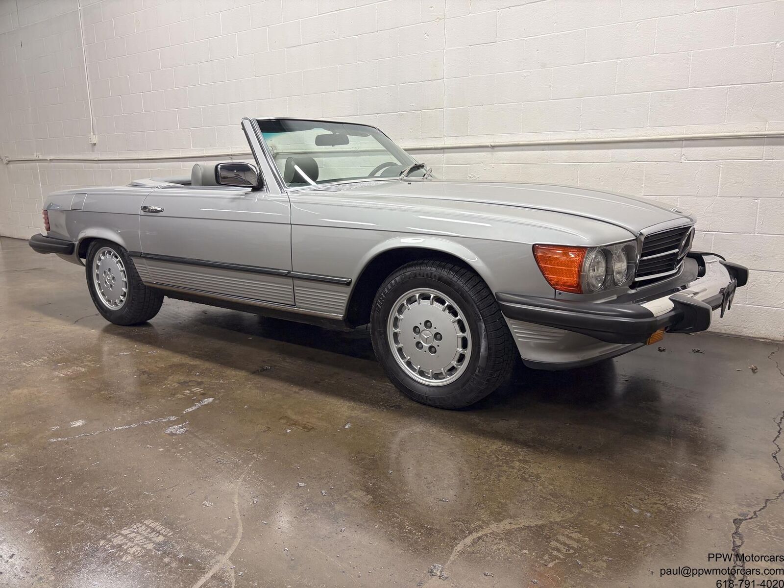 Mercedes-Benz-SL-Class-Cabriolet-1980-Silver-Gray-120062-26