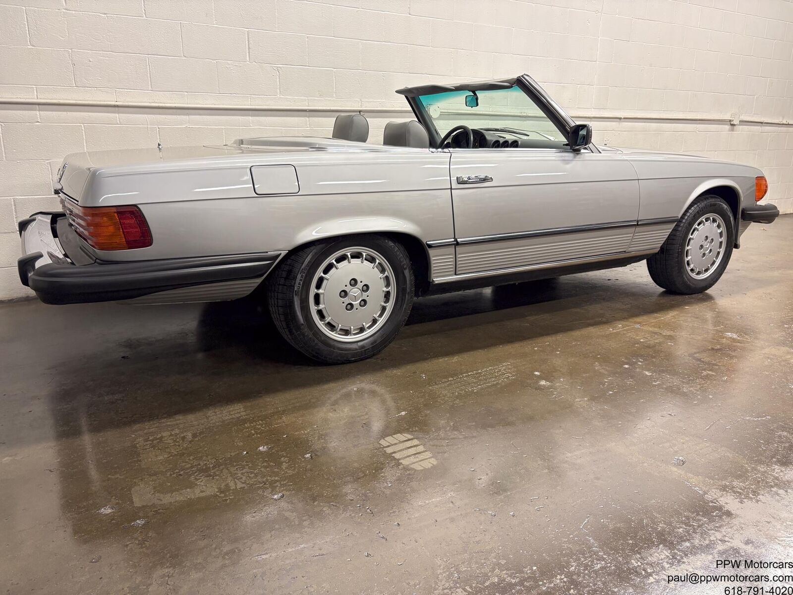 Mercedes-Benz-SL-Class-Cabriolet-1980-Silver-Gray-120062-27