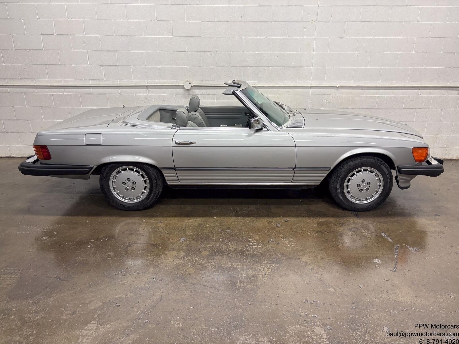 Mercedes-Benz-SL-Class-Cabriolet-1980-Silver-Gray-120062-28