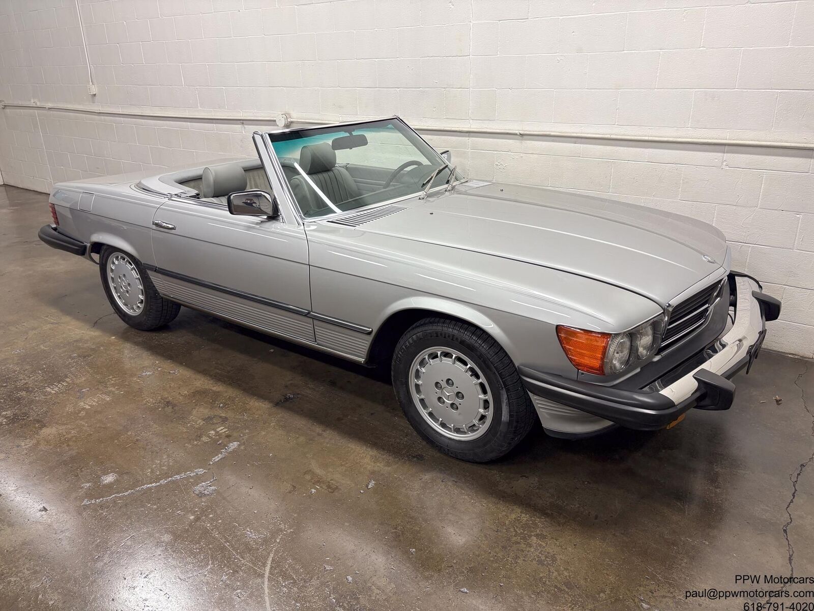 Mercedes-Benz-SL-Class-Cabriolet-1980-Silver-Gray-120062-29