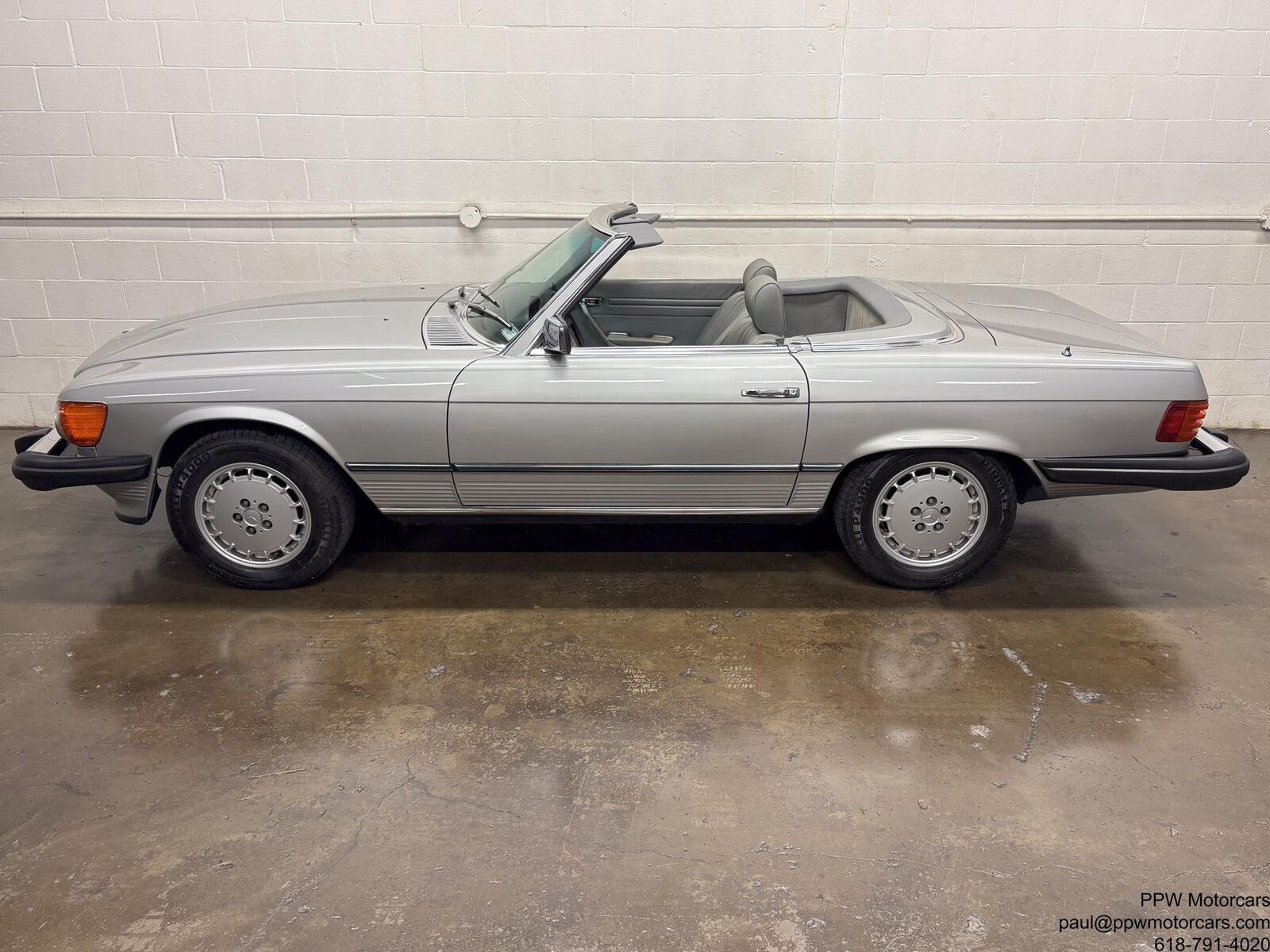 Mercedes-Benz-SL-Class-Cabriolet-1980-Silver-Gray-120062-3