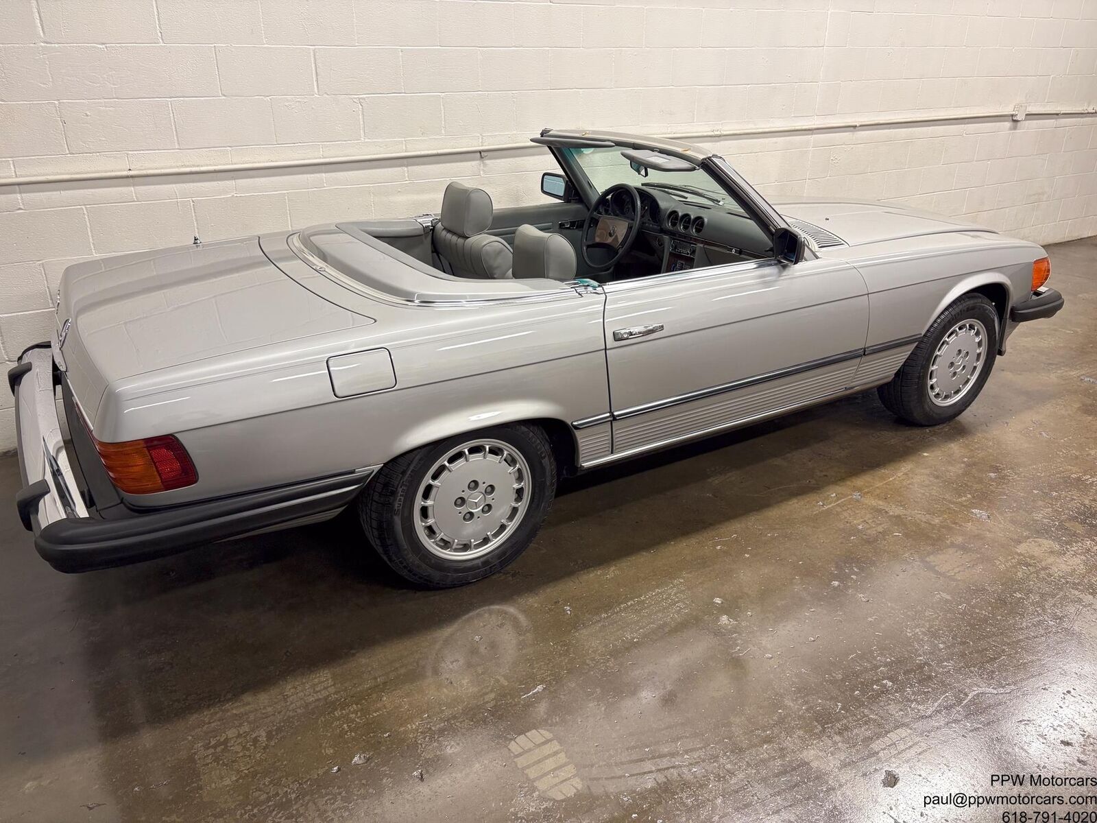 Mercedes-Benz-SL-Class-Cabriolet-1980-Silver-Gray-120062-30