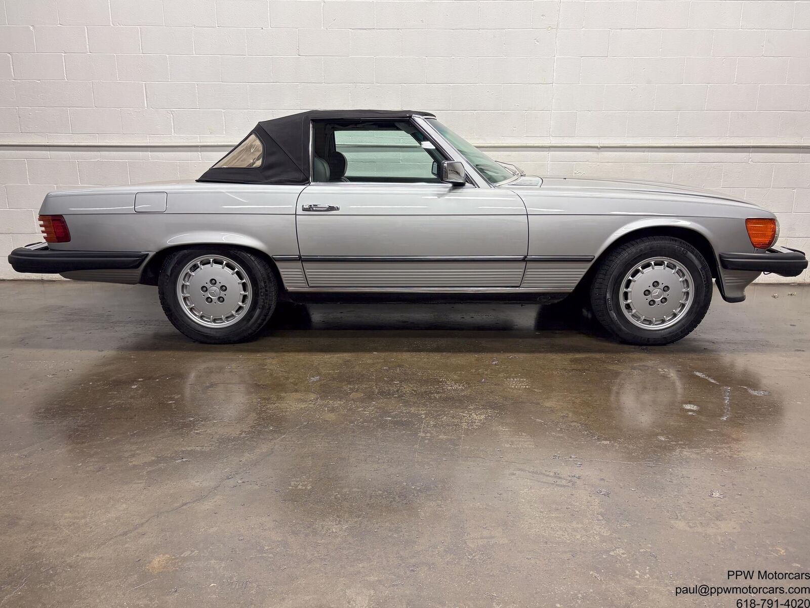 Mercedes-Benz-SL-Class-Cabriolet-1980-Silver-Gray-120062-31