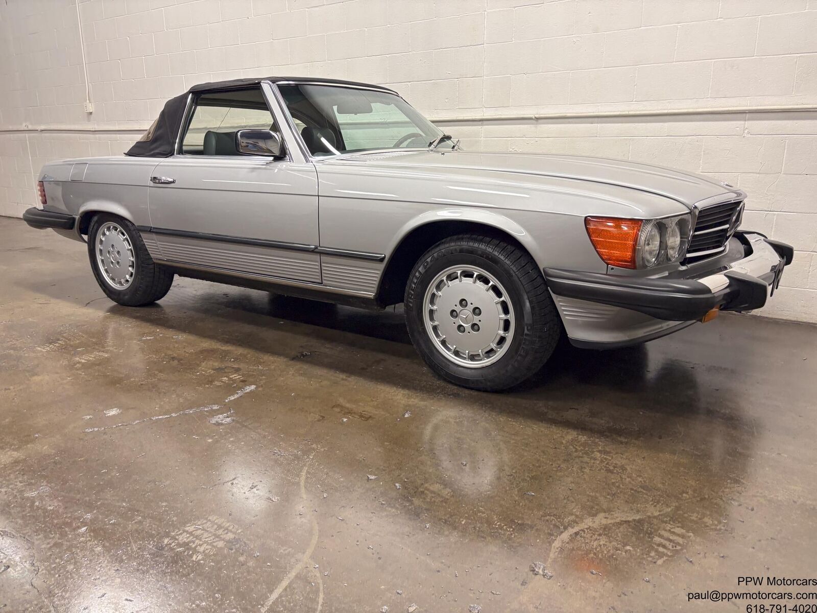 Mercedes-Benz-SL-Class-Cabriolet-1980-Silver-Gray-120062-32