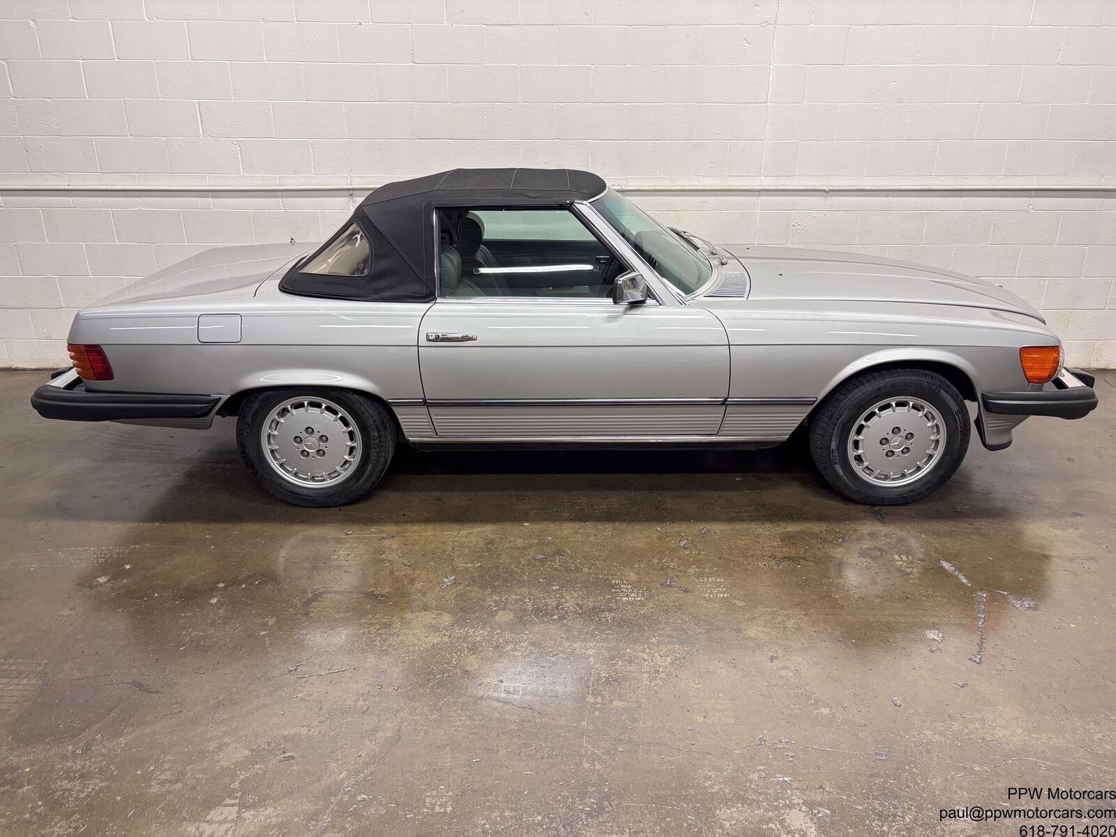 Mercedes-Benz-SL-Class-Cabriolet-1980-Silver-Gray-120062-34