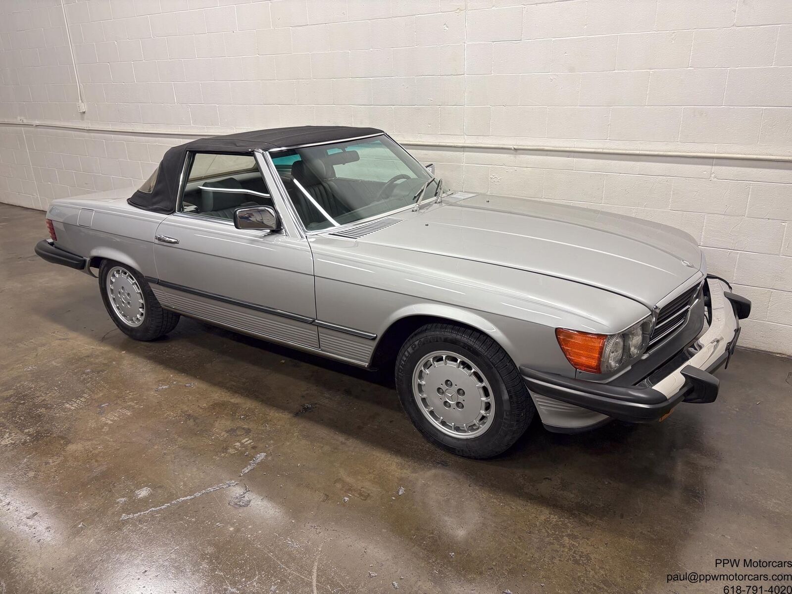 Mercedes-Benz-SL-Class-Cabriolet-1980-Silver-Gray-120062-35