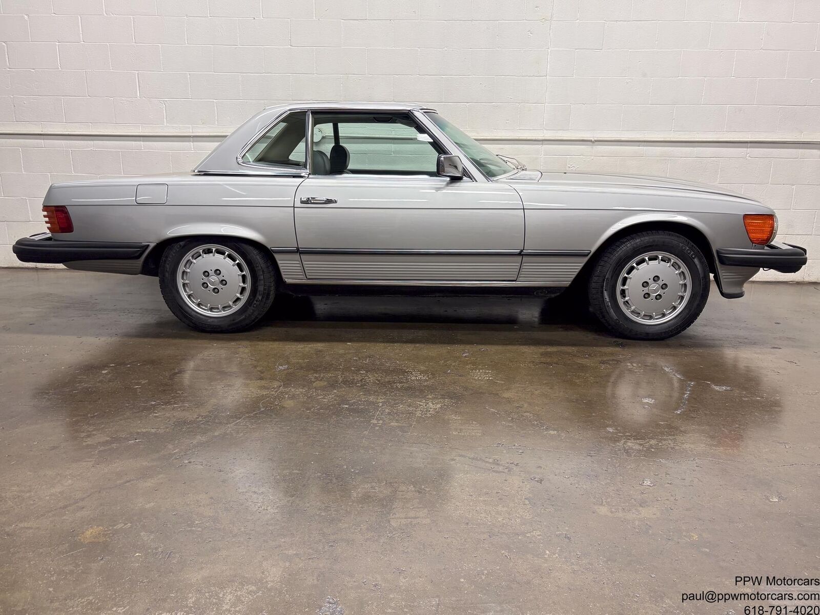 Mercedes-Benz-SL-Class-Cabriolet-1980-Silver-Gray-120062-37