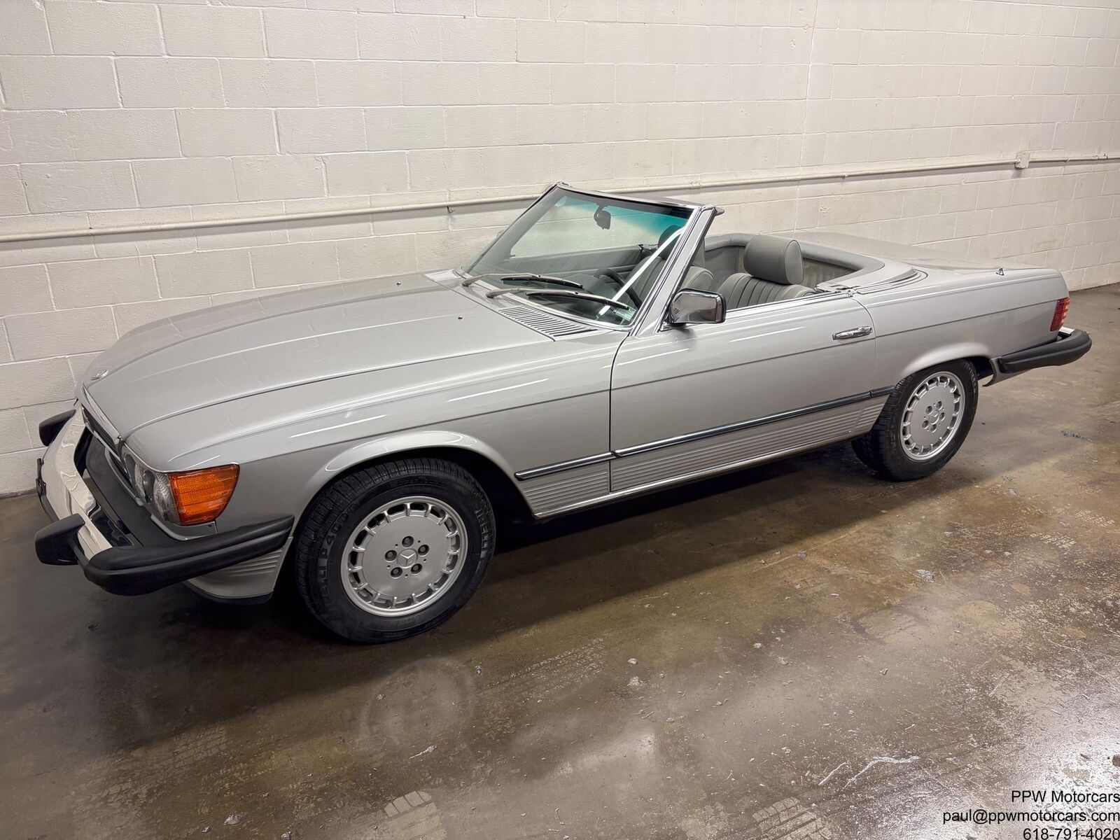 Mercedes-Benz-SL-Class-Cabriolet-1980-Silver-Gray-120062-4