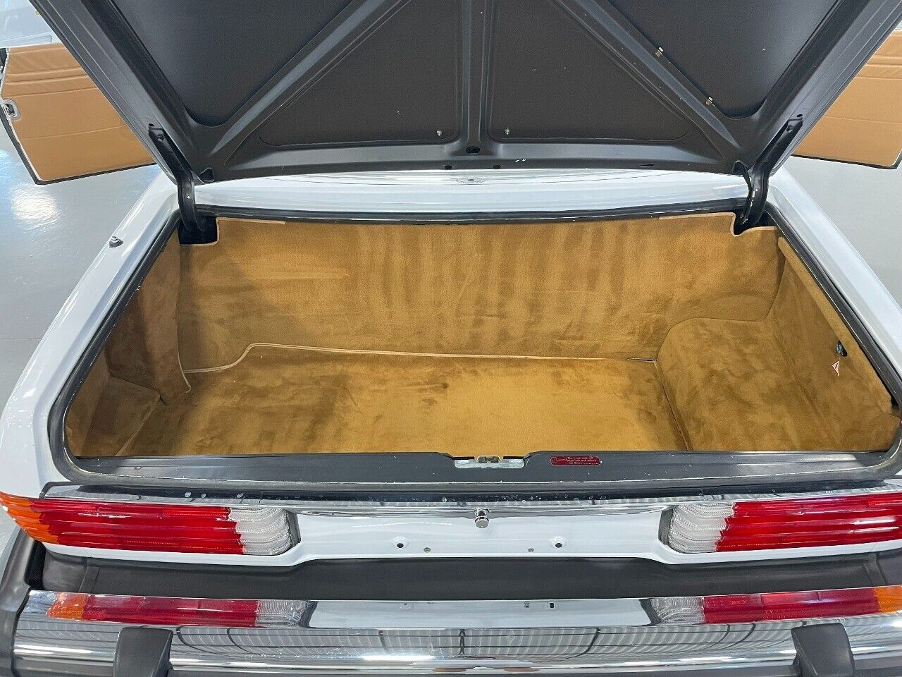 Mercedes-Benz-SL-Class-Cabriolet-1987-White-Tan-116394-8