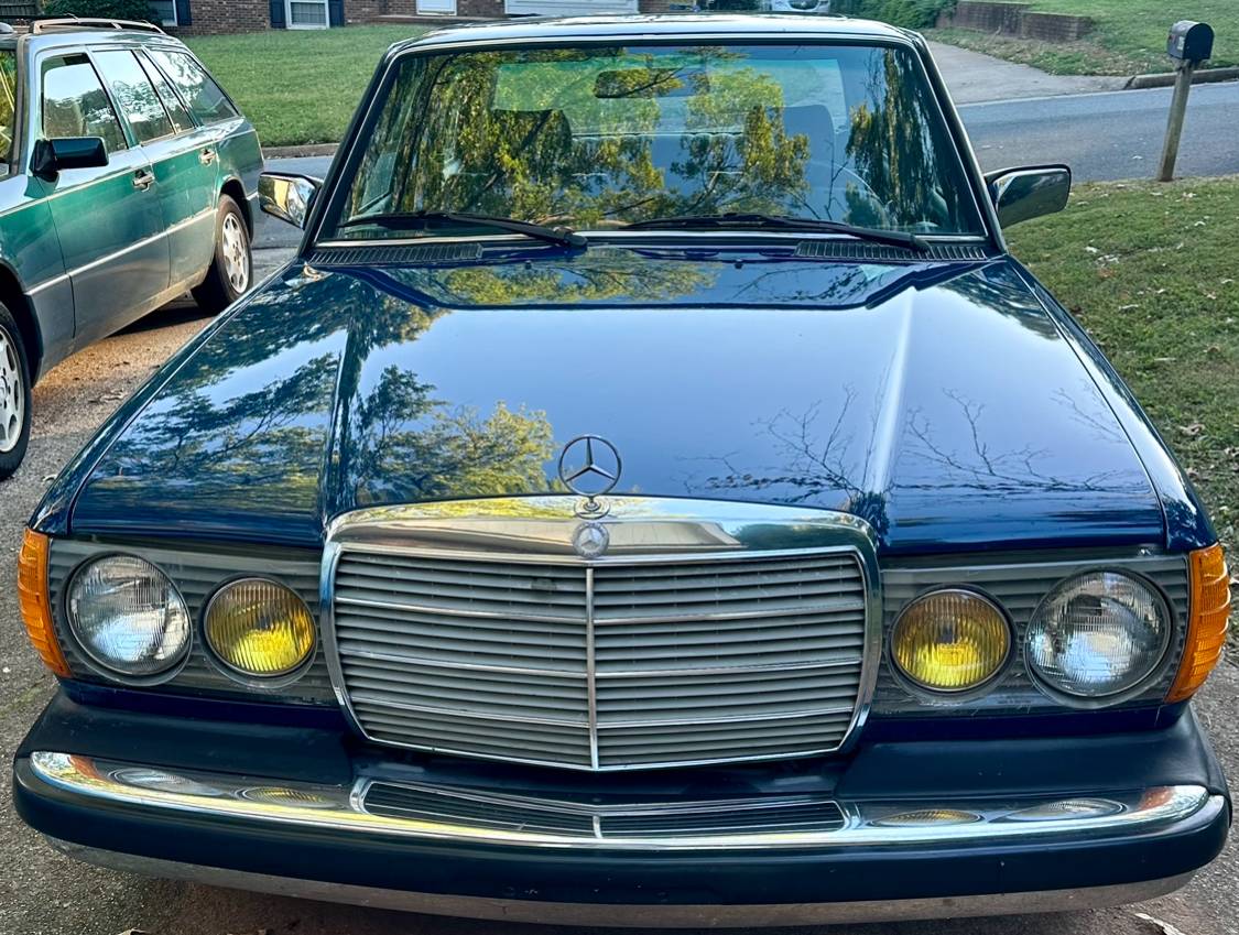 Mercedes-benz-Benz-240d-diesel-1983-166245