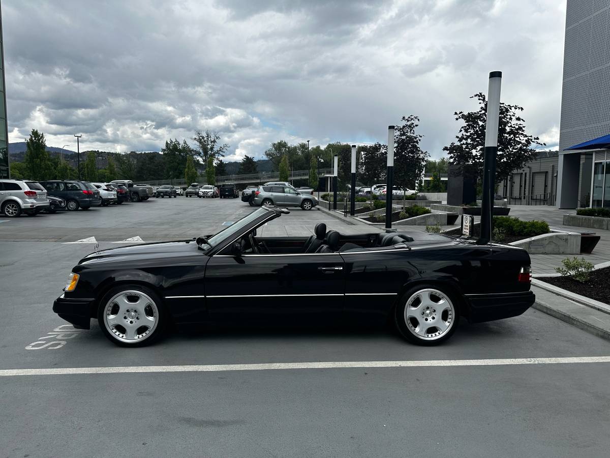 Mercedes-benz-Benz-e320-1994-black-389460-1