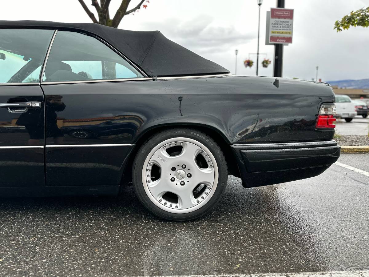 Mercedes-benz-Benz-e320-1994-black-389460-8