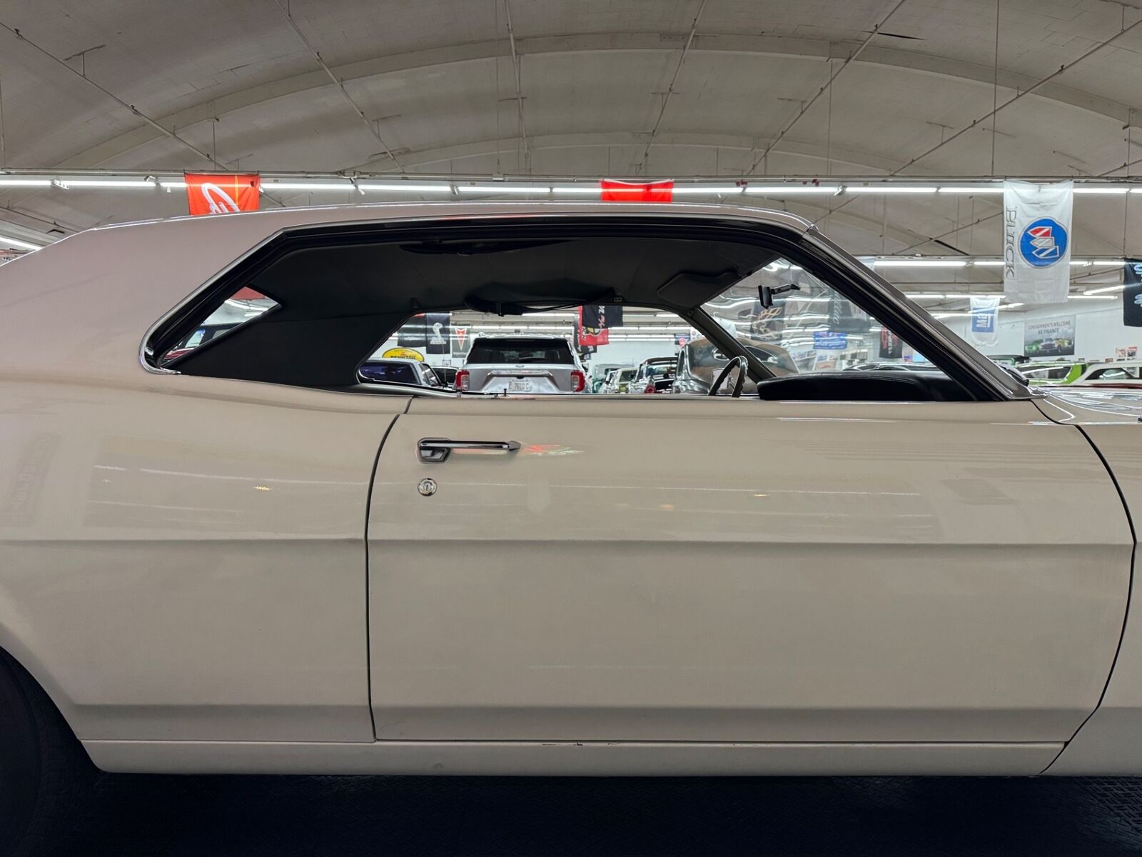 Mercury-Comet-Coupe-1968-White-Champagne-27990-26