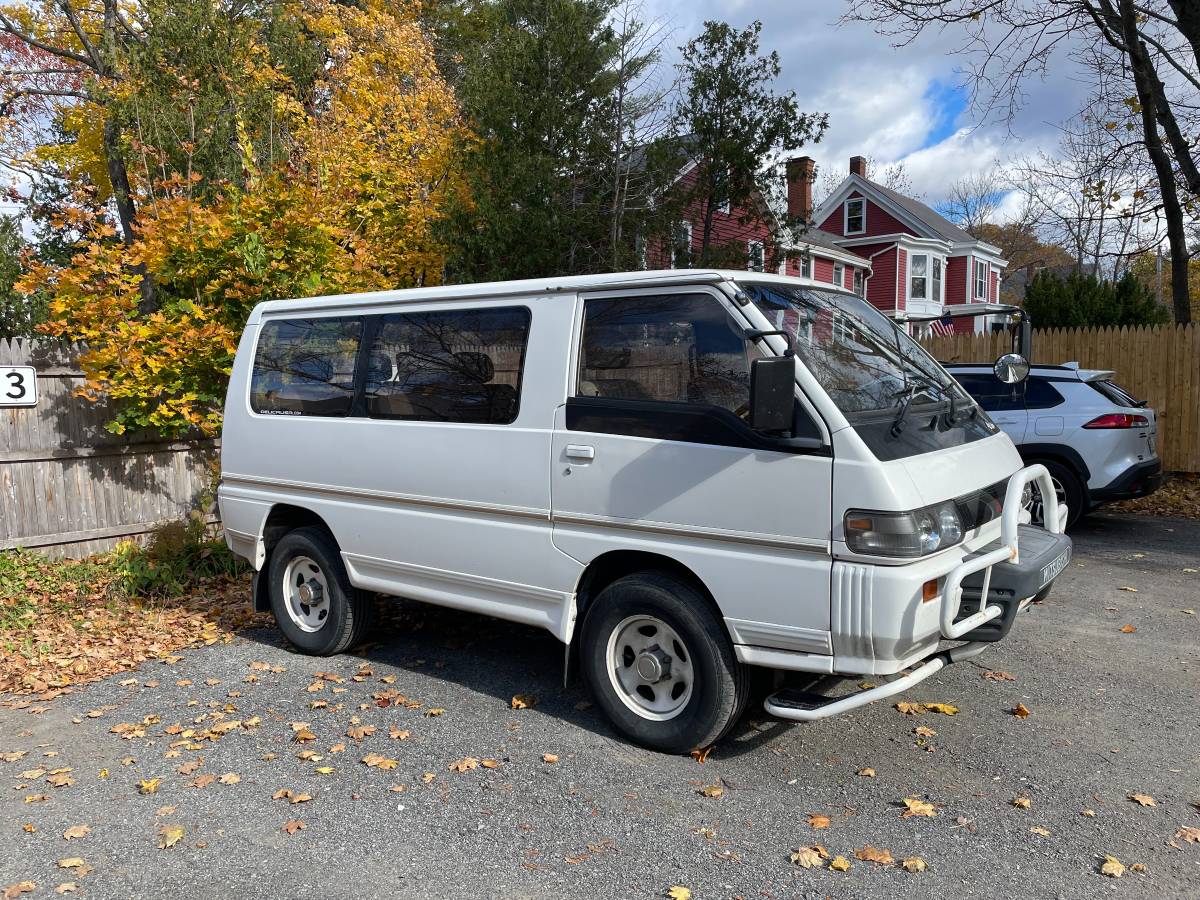 Mitsubishi-Delica-starwagon-diesel-1992-white-144841-3