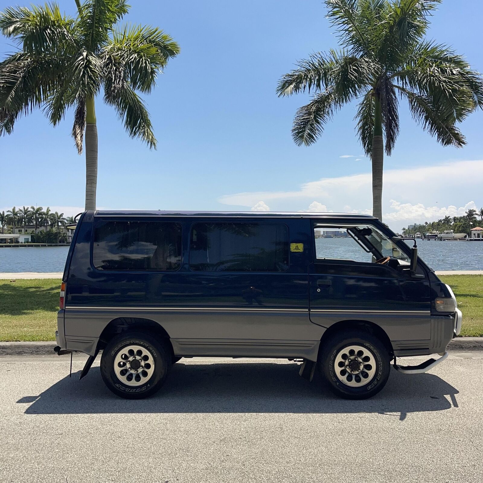 Mitsubishi-Fuso-Delica-SUV-1995-Blue-Gray-213399-1