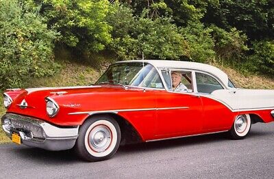 Oldsmobile-98-Berline-1957-Red-102193-8