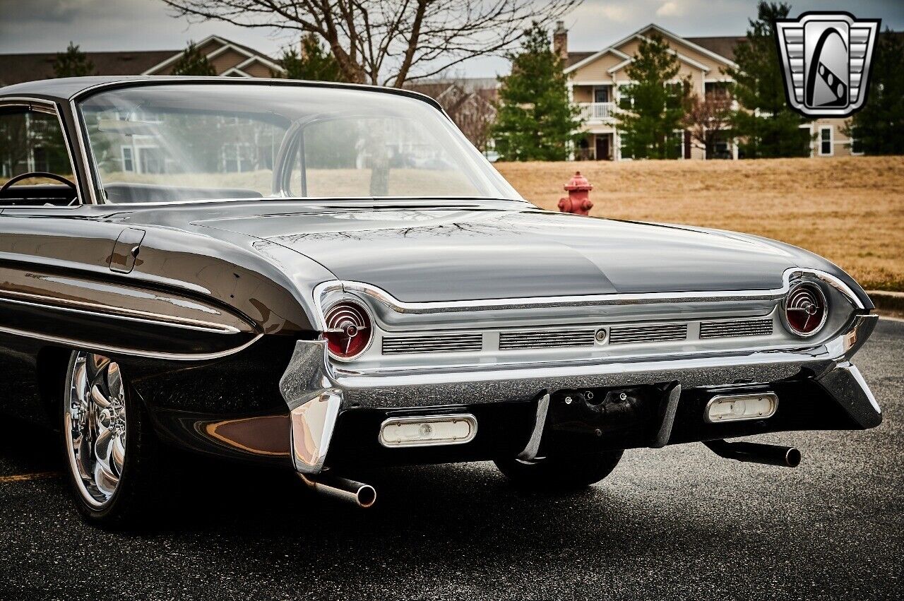 Oldsmobile-98-Holiday-Coupe-1961-Black-Red-126931-10