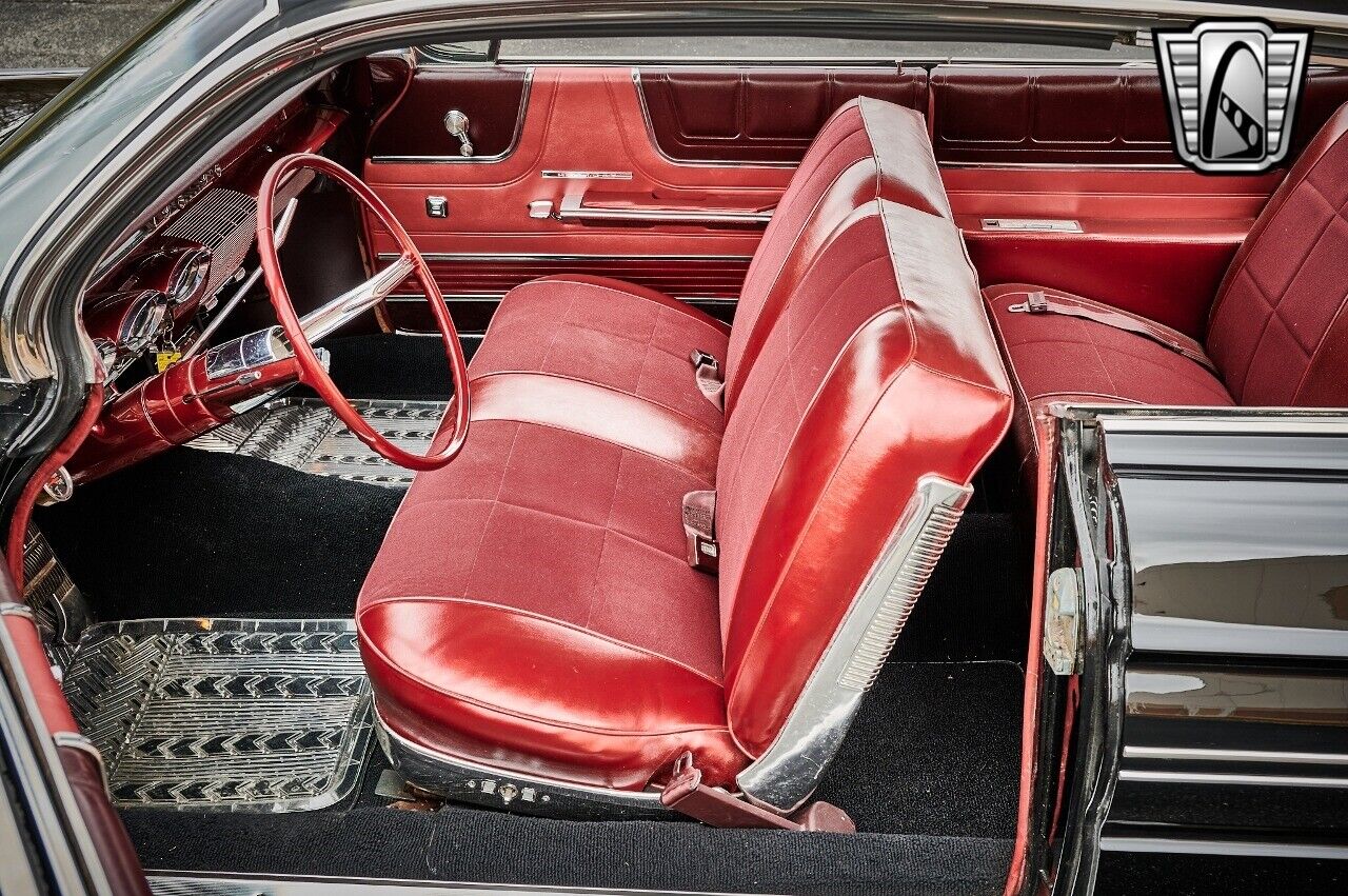 Oldsmobile-98-Holiday-Coupe-1961-Black-Red-126931-11