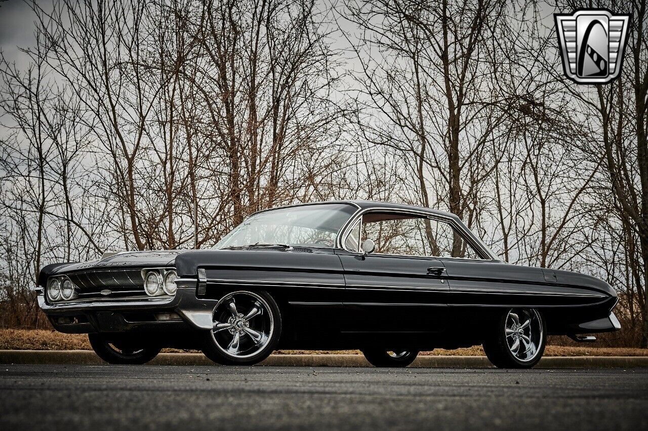 Oldsmobile-98-Holiday-Coupe-1961-Black-Red-126931-2