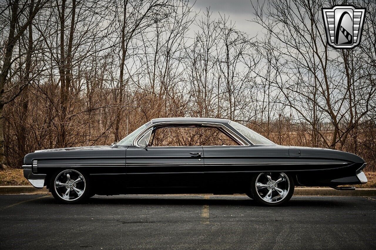 Oldsmobile-98-Holiday-Coupe-1961-Black-Red-126931-3