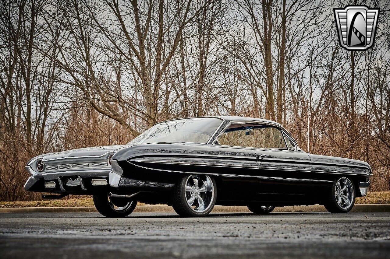 Oldsmobile-98-Holiday-Coupe-1961-Black-Red-126931-6