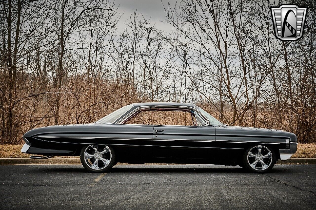 Oldsmobile-98-Holiday-Coupe-1961-Black-Red-126931-7