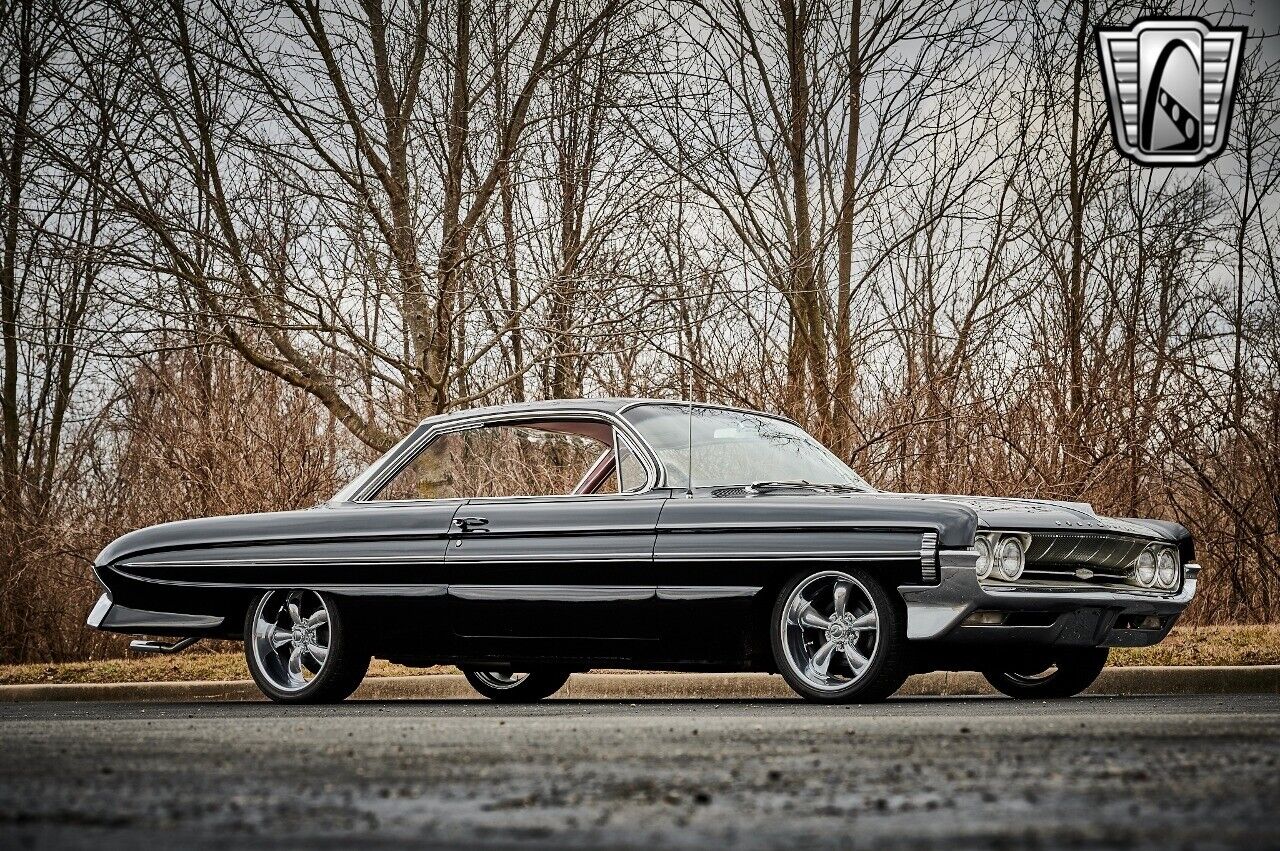 Oldsmobile-98-Holiday-Coupe-1961-Black-Red-126931-8