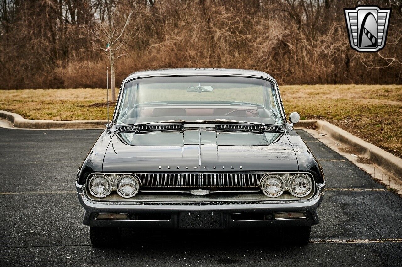 Oldsmobile-98-Holiday-Coupe-1961-Black-Red-126931-9