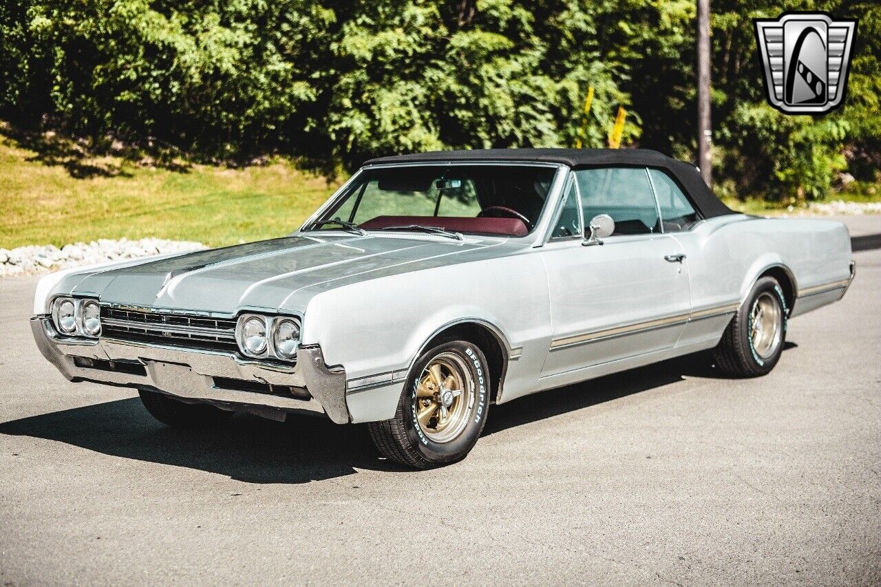 Oldsmobile-Cutlass-1966-Silver-Red-23648-3