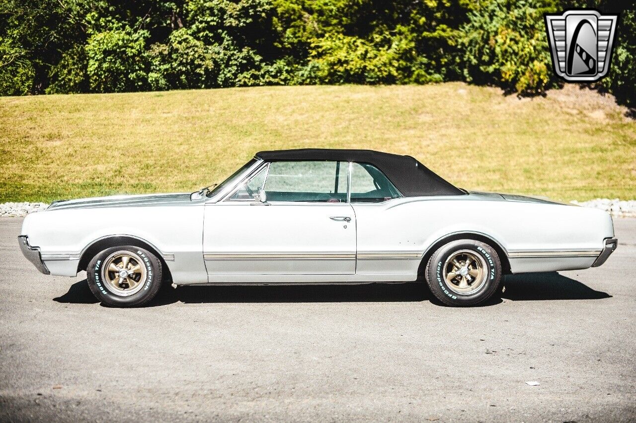 Oldsmobile-Cutlass-1966-Silver-Red-23648-4