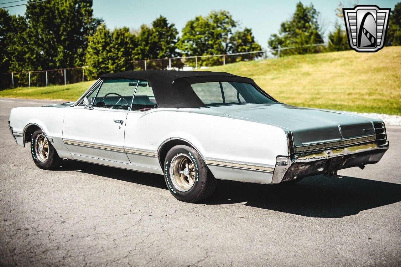 Oldsmobile-Cutlass-1966-Silver-Red-23648-5