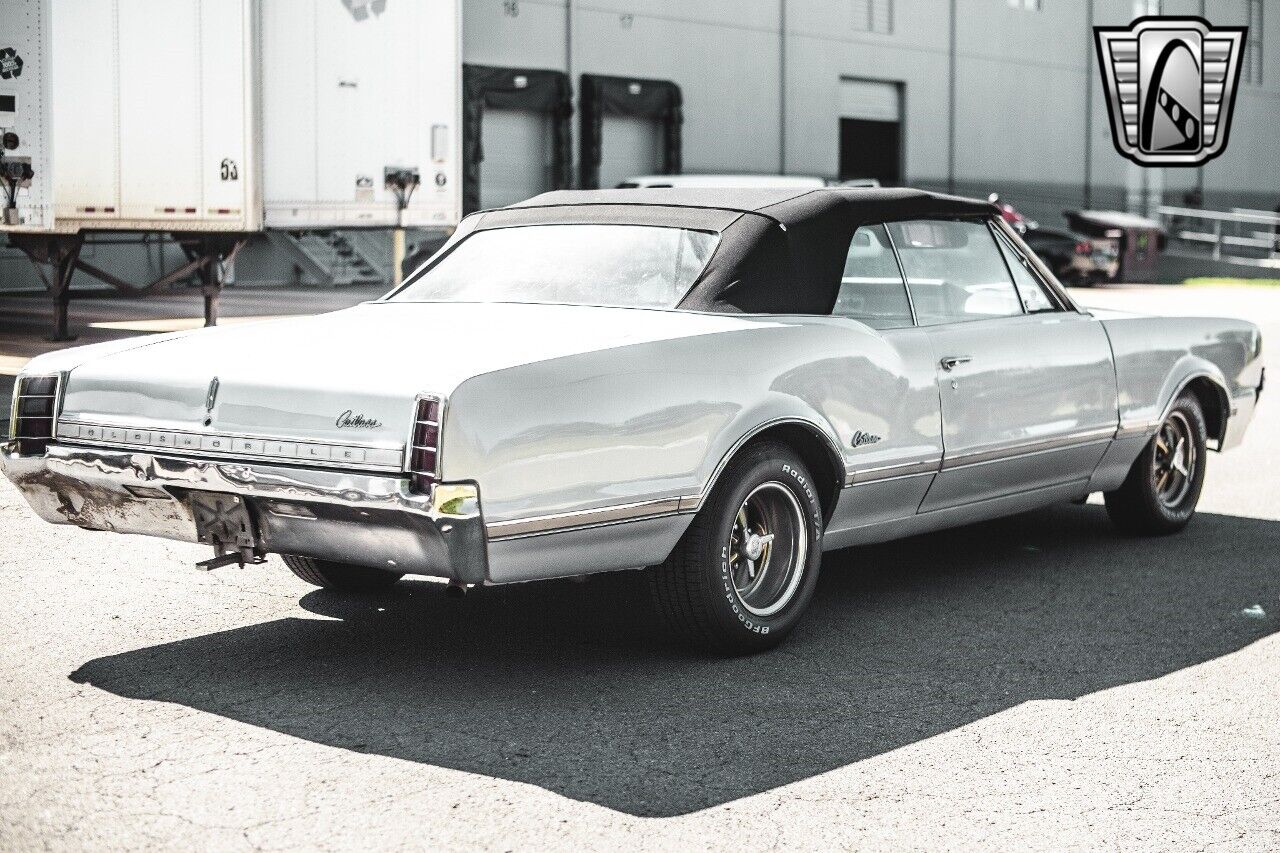 Oldsmobile-Cutlass-1966-Silver-Red-23648-7