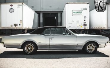 Oldsmobile-Cutlass-1966-Silver-Red-23648-8