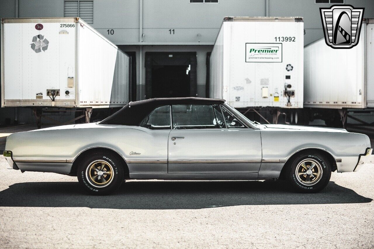 Oldsmobile-Cutlass-1966-Silver-Red-23648-8