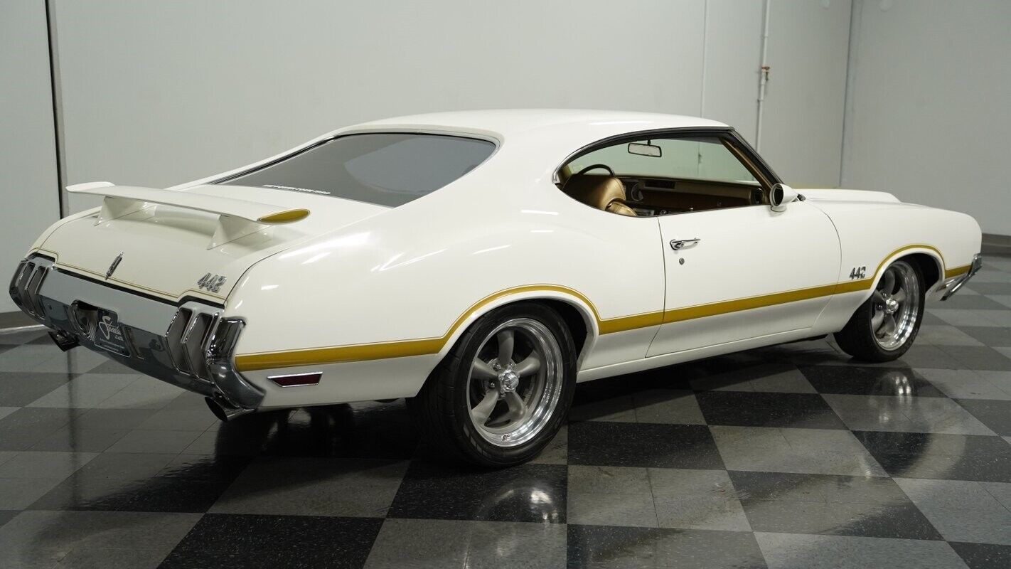 Oldsmobile-Cutlass-1970-White-Gold-18038-10