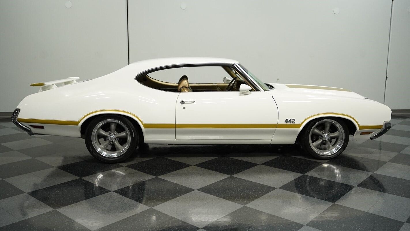 Oldsmobile-Cutlass-1970-White-Gold-18038-11