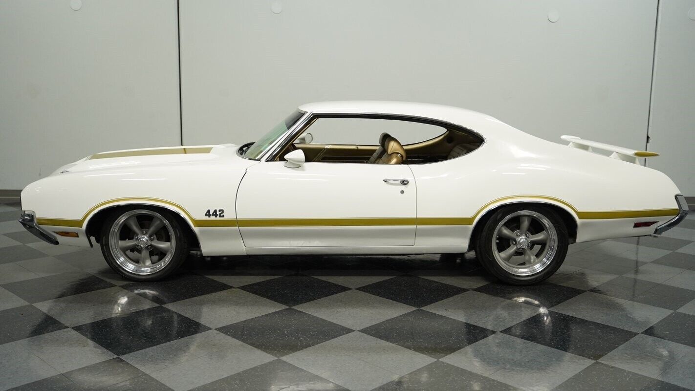 Oldsmobile-Cutlass-1970-White-Gold-18038-2