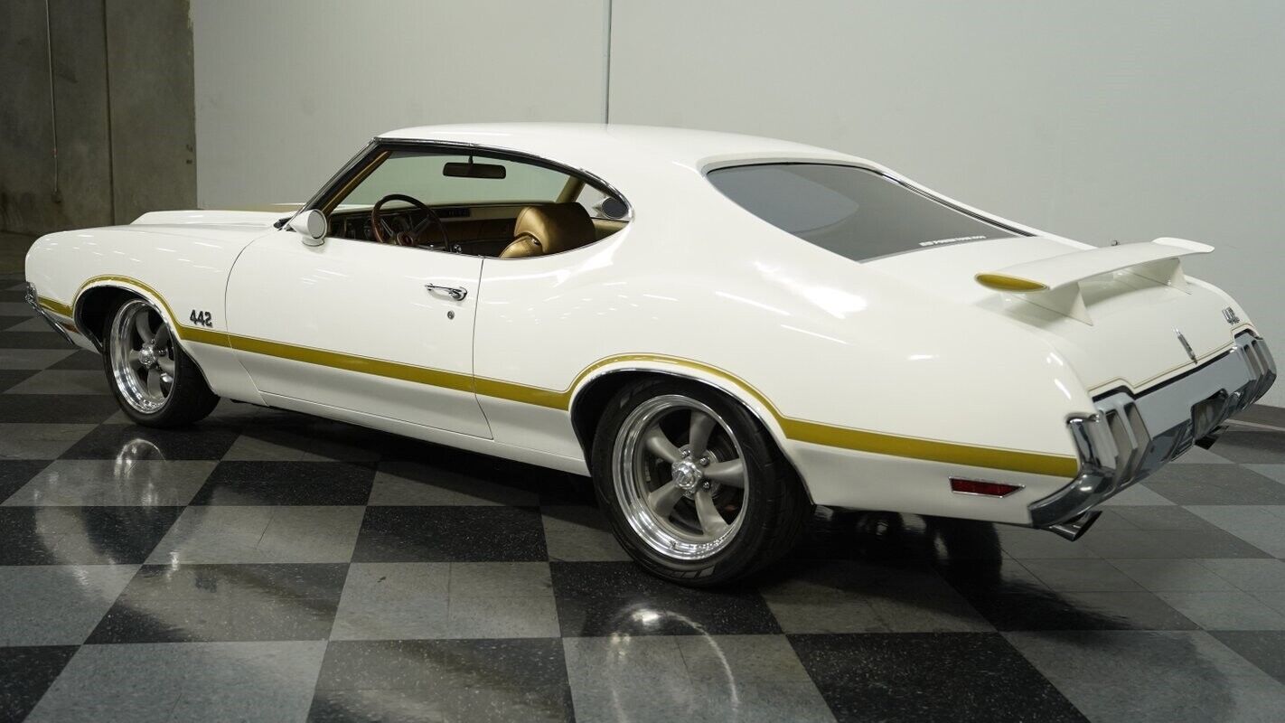 Oldsmobile-Cutlass-1970-White-Gold-18038-6