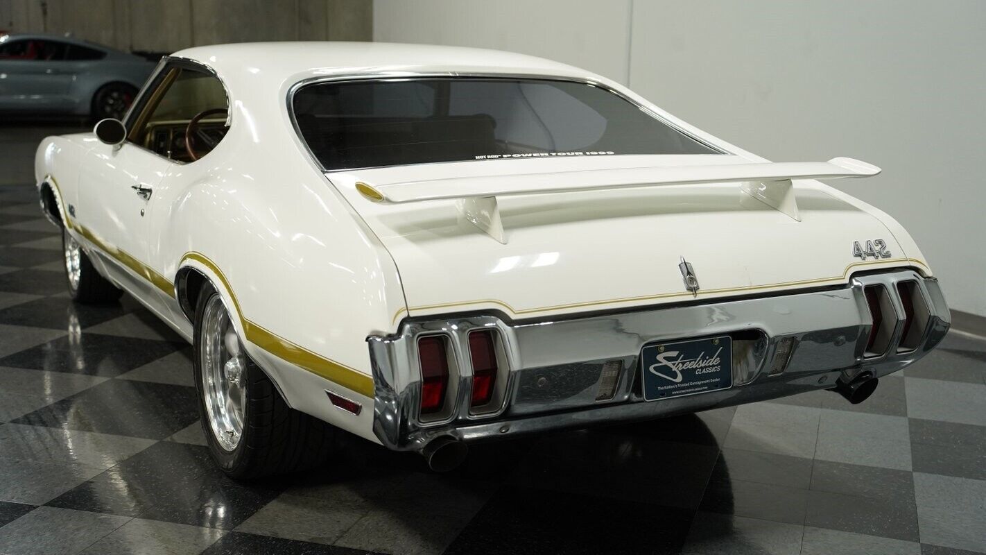 Oldsmobile-Cutlass-1970-White-Gold-18038-7