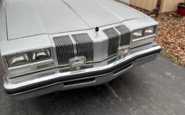 Oldsmobile-Cutlass-1976-silver-130357-2